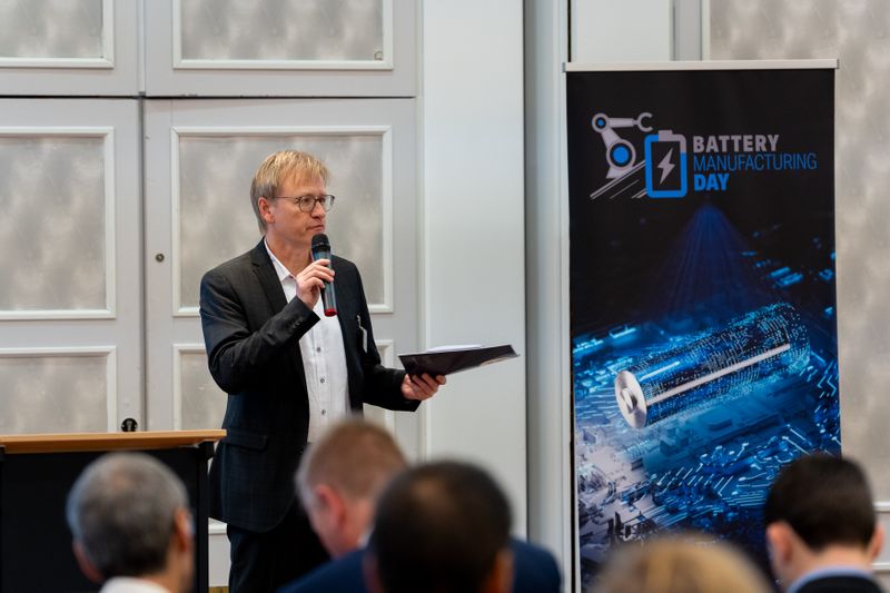 Moderiert wurde der Battery Manufacturing Day von Claus-Peter Köth, Chefredakteur von „Automobil Industrie“. (Bild: Dominik Böhm - Fotokumpel)