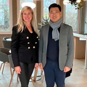 Anlässlich der Einweihung des neuen City-Sores reiste die Führungsriege des koreanischen Importeurs nach Berlin. Im Foto: die geschäftsführende Gesellschafterin des Autohauses König, Dagmar König, mit Kia-Deutschland-Präsident Peter Lee.(Bild:  Autohaus König)