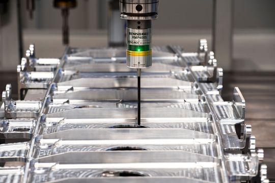 Die zweite AMB-Neuheit von Renishaw ist der Oberflächen-Messtaster RMP400S. Er kombiniert das schaltende Messen mit dem Scannen und beherrscht auch noch die schonende Prüfung der Oberflächenrauheit von Bauteilen.(Bild:  Renishaw)