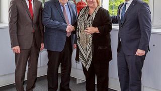 v l.: Dr. Jochen Kress, Mitglied der Mapal Geschäftsleitung, Dr. Dieter Kress, geschäftsführender Gesellschafter von Mapal, Claudia Haimer, geschäftsführende Gesellschafterin von Haimer und Andreas Haimer, Haimer Geschäftsführer. (Mapal)