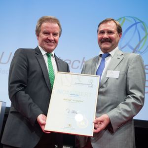 Dr. Bruno Lindl (rechts) nimmt von Umweltminister Franz Untersteller die Auszeichnung fürebm-papst entgegen.
