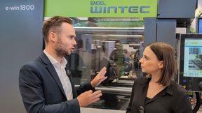 Christoph Schützeneder, responsable de gestión de productos de máquinas totalmente eléctricas en Engel (a la izquierda), conversando con Melanie Ehrhardt, redactora de PlastXnow. (Bild: PXN)