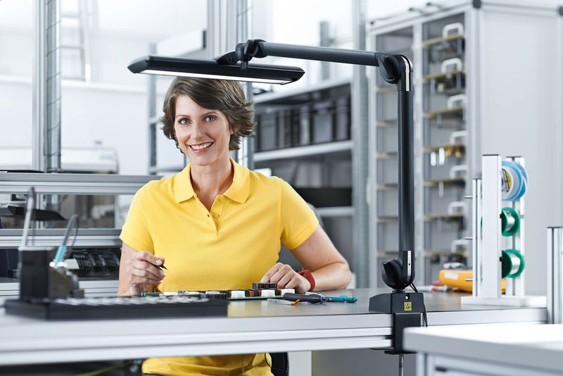 Die flexible Gestängeleuchte Taneo lässt sich auf individuelle Bedürfnisse leicht ausrichten. (Bild: Waldmann)