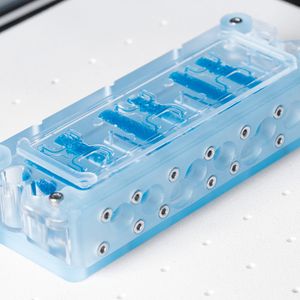 Der Mikrofluidik-Chip: ein Diffusion Bonded Manifold mit präzisen Kanalstrukturen.(Bild:  Festo)