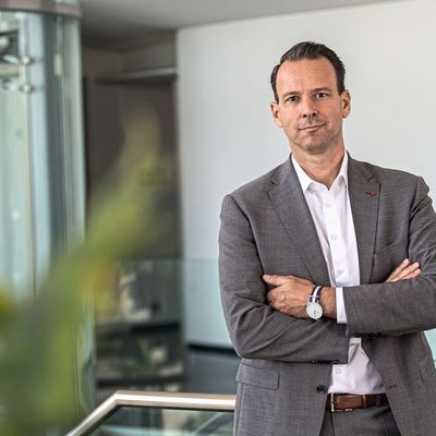 Torsten Philipp ist Geschäftsführer der Geislinger GmbH. Das österreichische Familienunternehmenwird mittlerweile bereits in vierter Generation geführt. Geislinger produziert unter anderemmaßgeschneiderte Kupplungen, Dämpfer, Wellen und Antriebsstranglösungen. Bei einemJahresumsatz von zuletzt 141,4 Millionen Euro (Geschäftsjahr 2024/2025) beschäftigt das Unternehmenrund 900 Mitarbeiter in fünf Ländern. (Bild: Florian Stuerzenbaum)