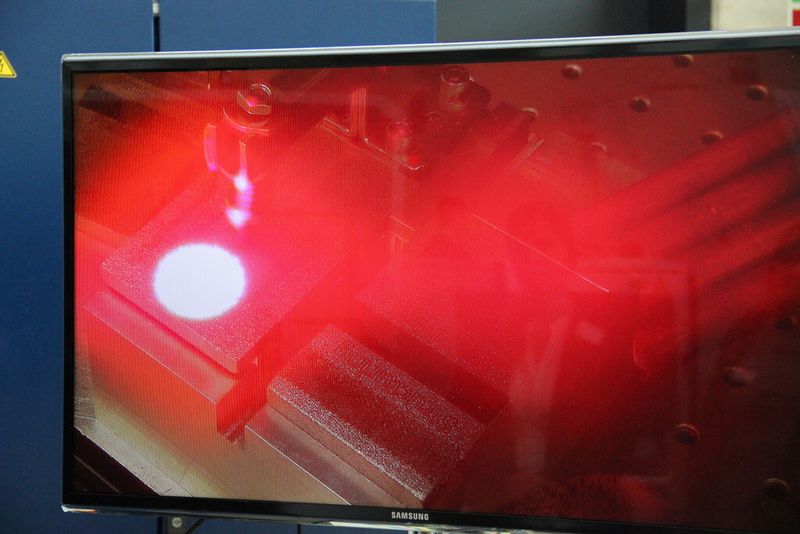 Moderates Aufheizen des Fügestreifens mittels großem Laserfokus von der Rückseite der Alu-Platte. (Bild: Königsreuther)
