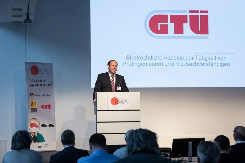 GTÜ-Justitiar Dr. Frederik Schmidt, beleuchtete die strafrechtlichen Aspekte der Sachverständigenarbeit. (Stefan Bausewein)