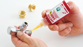 Mit Loctite 5400 bietet Henkel unter anderem für die Verklebung von Auslaufhahn und Muffe ein kennzeichnungsfreies Produkt, das einen entscheidenden Beitrag zur Arbeitssicherheit leistet.  (Bild: Henkel)