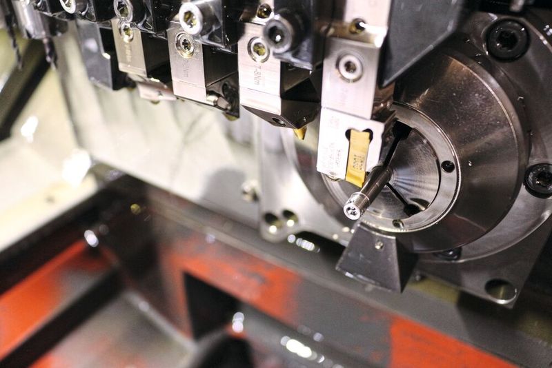 Um die Rüstzeiten bei seinen Langdrehern zu verkürzen und produktiver zu arbeiten, setzt Stork auf das modulare Neoswiss-Drehsystem von Iscar.(Bild:  Iscar)