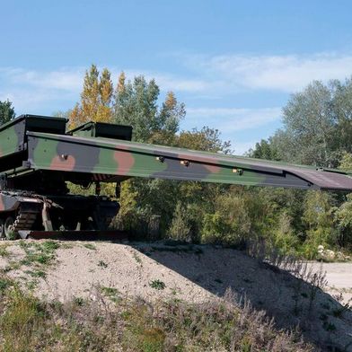 Im Kampfpanzer Leopard 2 und beim Brückengelger Leguan (im Bild) arbeiten Motor-Generator-Units (MGU) von Steyr Motors. Ein erweiterter Vertrag soll der Bundeswehr jetzt mindestens 500 weitere Systeme dieser Art sichern ... (Bild: Bundeswehr)