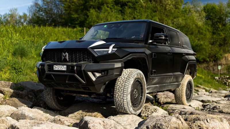 Selbst dicke Steine können dem Auto nichts anhaben. Das Luftfahrwerk hebt die Karosserie im Bedarfsfall um 14 Zentimeter auf eine maximale Bodenfreiheit von 35,5 Zentimeter. (Bild: Dongfeng)