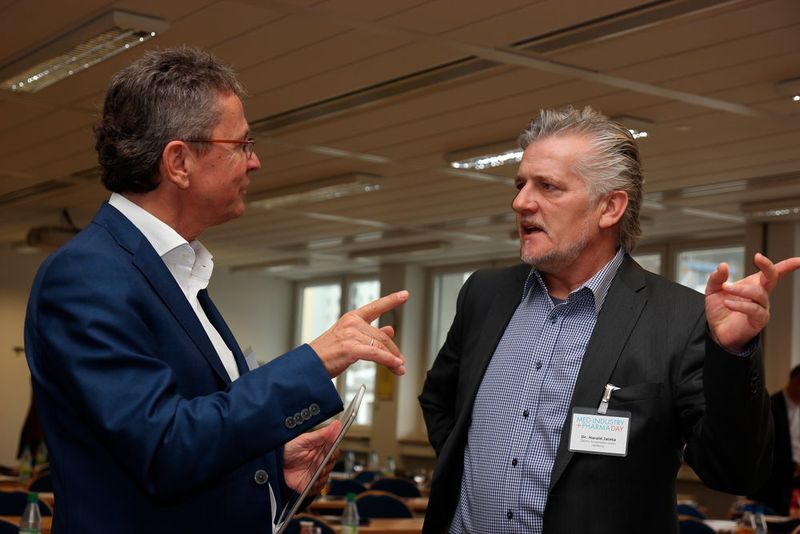 Ein richtungsweisendes Gespräch zwischen Aussteller Christoph Klaus (li.), Balda, und Referent Dr. Harald Jainta, Desitin Arzneimittel? (Bild: Reinhardt)