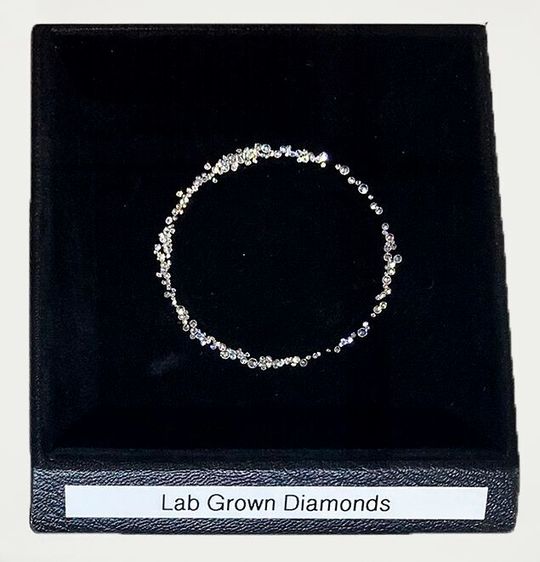 À l'œil nu, une fois poli et taillé, il est impossible de différencier les diamants synthétiques des diamants naturels. À l'œil nu, une fois poli et taillé, il est impossible de différencier les diamants synthétiques des diamants naturels.