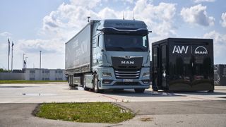 MAN bietet seinen Kunden mobile Batteriespeicher mit Ladepunkten für Lkw an. (Bild: MAN Truck&Bus)