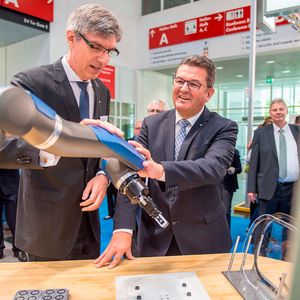 Auf der diesjährigen Automatica stand unter anderem die Mensch-Roboter-Kollaboration mit Cobots im Mittelpunkt. 