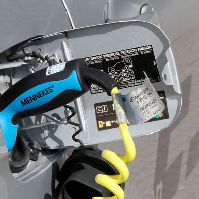 Anschluss gefunden: Die Elektroauto-Förderung findet immer mehr Antragsteller. (Bild: KIT)