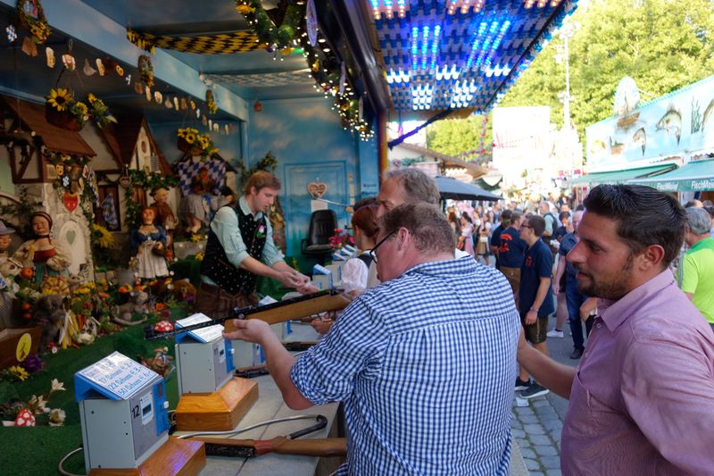 Soester Schützenkönig Sven Ortmann, ALSO, beweist sein Können in Straubing. (Bild: IT-BUSINESS)