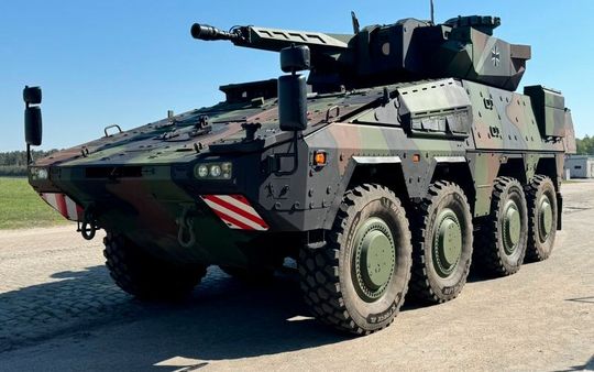 So wird der GTK Boxer respektive Schakal bei der Bundeswehr als 8×8 Radschützenpanzer eingesetzt. Er trägt dazu den Kampfturm RCT30 des Schwesterschützenpanzers Puma. Als Version Gruppentransporter gibt es sogar ein Toilette und einen Wasserkocher im Fahrzeug.(Bild:  KNDS)