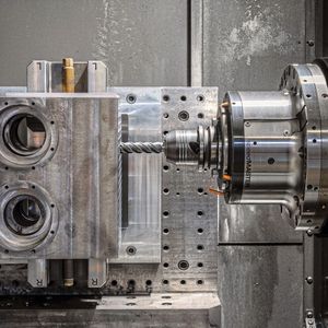 Pièce en cours d'usinage sur un centre horizontal 4 axes Mori-Seiki NHX4000 3G.  (Source :  Rostan Suisse SA)