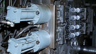 Für Kernzüge wurden Hydraulikzylinder konzipiert, die auf kurzem Weg hohe Kräfte aufbringen. Der größte Teil des Kolbenhubs ist bezüglich Geschwindigkeit und Energieeinsparung optimiert.  (Bild: Hydropneu)