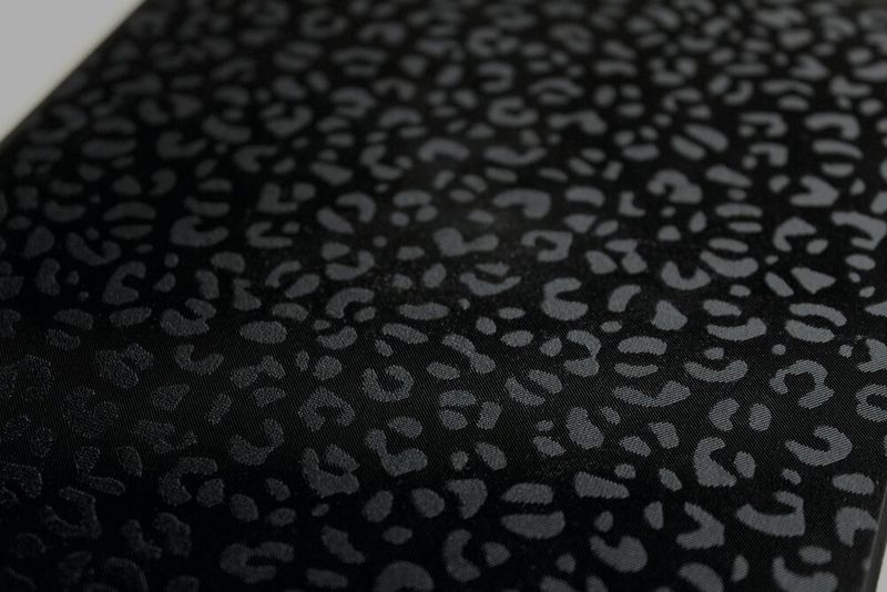 Unter anderem auf dem Boden des Staufachs in der Mittelkonsole findet man außerdem ein Muster, das den Flecken auf dem Jaguar-Fell nachempfunden ist. (Jaguar Land Rover)
