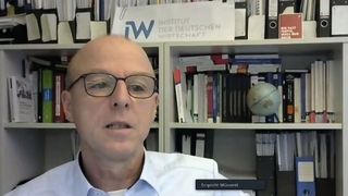 Michael Grömling, Professor am Kölner Institut für Wirtschaft, informierte die Mitglieder des ZDK-Wirtschaftsausschusses und der Fachgruppe Fabrikatsvereinigung über die aktuelle Lage der globalen und nationalen Wirtschaft. (Bild: Pfaff/»kfz-betrieb«)