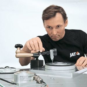 JAT-Spezialisten unterstützen den Kunden während der gesamten Projektphase, u.a. bei der Inbetriebnahme der Rundtischsysteme.