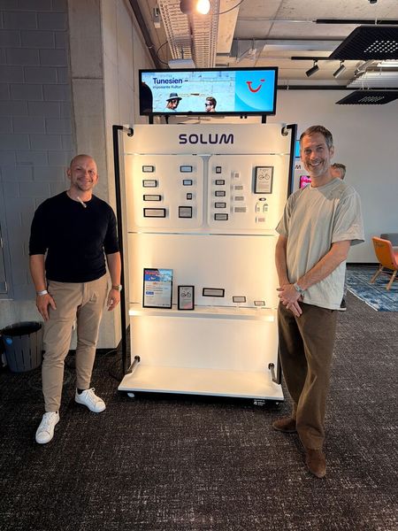 Fabian Scholz (r., Kommatec) möchte einen innovativen Produktpräsenter bei Michael Brune (dekora design) bestellen. So clean und anwenderfreundlich! (Bild: Vogel IT-Medien)