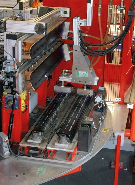 Bild 2: In der Beflammstation werden die Klebeflächen von einem Linearroboter beflammt, um deren Oberflächenspannung zu erhöhen. (Archiv: Vogel Business Media)