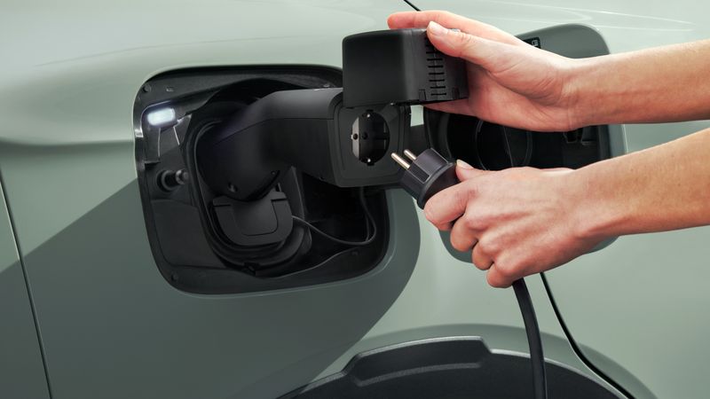 Ab sofort kann der Förderantrag für ein neues Elektroauto gestellt werden.(Bild:  BMW)