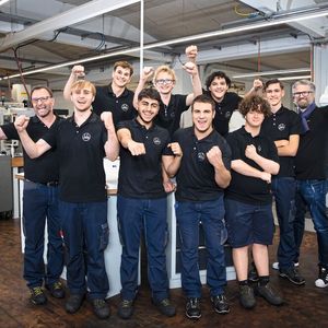 Die Zukunft der Jato-Düsenbau AG: Das gesamte Ausbildungsteam vom ersten bis zum vierten Lehrjahr plus Geschäftsführer Roland Häfliger (re.). Mit Urs Mathis (Berufsbildner, li.) macht das Team fast ein Drittel der Belegschaft aus und bringt mitunter sehr gute Stimmung ins Unternehmen!(Bild:  Thomas Entzeroth)