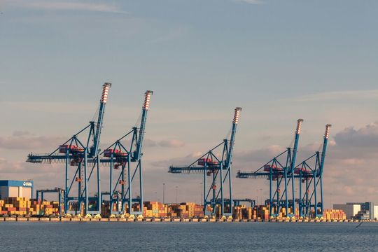 Weil große Mineralölkonzerne in Hamburg sitzen, fließen auch außerhalb der Stadt erzielte Umsätze in die Landesstatistik ein.(Bild:  frei lizenziert / Unsplash)