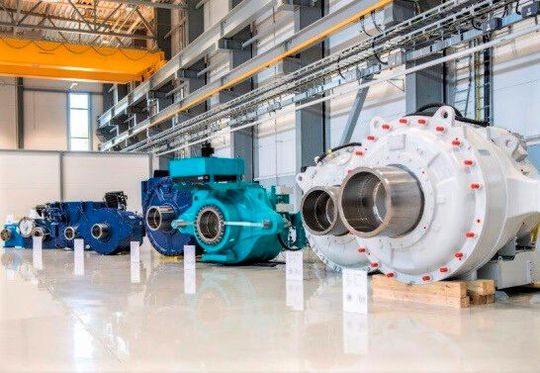 Übersetzen bald unter deutschem Dach! Denn der Antriebsspezialist Flender hat vor, den finnischen Winkraft-Getriebehersteller Moventas zu übernehmen. Hier sind große Moventas-Getriebe für Windkraftanlagen zu sehen. (Bild:  Moventas)