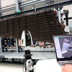 Hier ist noch ein Anwendungsbeispiel für den ATS800 im Flugzeugbau: Die berührungslose Vermessung eines großen Teils für eine Tragfläche. Aber auch in Sachen Windkraftkomponenten punktet der neue Lasertracker von Hexagon.(Bild:  Hexagon)