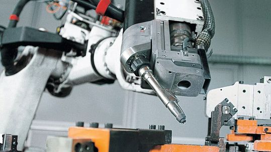 Wer sich Gedanken darüber macht, wie er beim Schweißen nachhaltiger agieren kann, dem empfiehlt Fronius zum Beispiel den Griff zum Laser-MSG-Hybridschweißen. Es kombiniert das MIG-Lichtbogenschweißen mit dem Laserschweißen. Ein tiefer, schmaler Einbrannd entsteht so.(Bild:  Fronius)