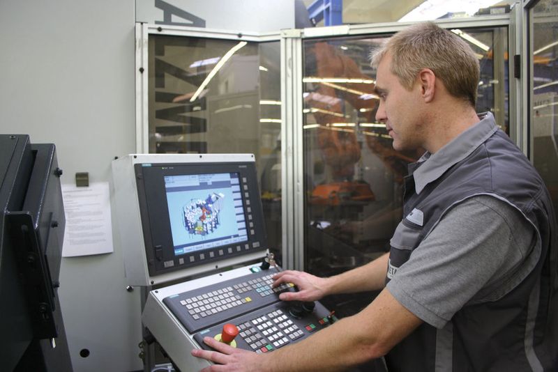 Bild 2: Ist das Fertigungsprogramm für ein neues Werkstück geschrieben, muss der Maschinenbediener dieses am Bedienpult der Maschine lediglich mit dem vorbestimmten Palettenplatz verknüpfen.  (Bild: Siemens)