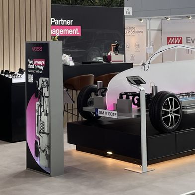 Voss Automotive zeigte auf der Doppelmesse EVTech/The Battery Show unter anderem ein flüssigkeitgekühltes Ladeleitungssystem und ein Thermomanagmentsystem in einer angedeuteten PKW-Applikation. (Bild: )