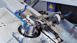 Auch bereits isolierte Stromschienen und Busbars kann die Drahtbiegemaschine BMF 60 in die gewünschte, komplexe Form bringen. (Fotostudio Lebherz)