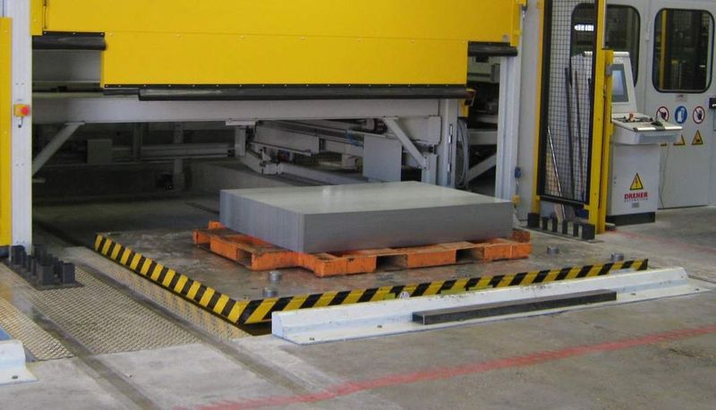 Die für den 3-Schicht-Betrieb vorgesehene Abstapelanlage realisiert eine Stapelgenauigkeit von +/- 2 mm.  (Bild: Dreher)