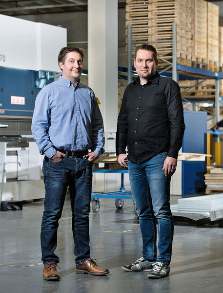 Die Emde-Geschäftsführer Dominik Weibel und Marco Wüst in ihrer Produktionshalle: „Die Faktoren, die in letzter Zeit für produzierende Unternehmen essenziell geworden sind, waren von Anfang an in unserem Konzept enthalten.“ (Bild: eMDe)