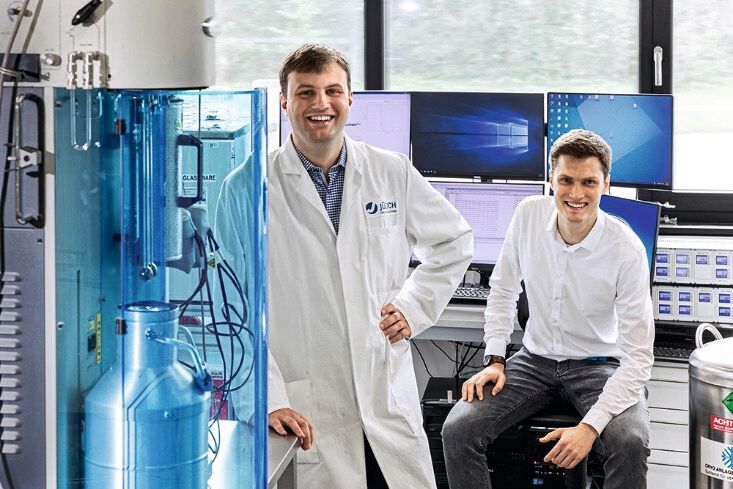 Ansgar Kretzschmar und Victor Selmert im Labor. Auf der linken Seite das Analysegerät für die Adsorption von Gasen.