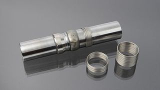 Express Wire Coil Cladding, kurz EW2C-Verfahren, führt in drei Schritten zu hochwertigeren Bauteilen dieser Art. Von rechts: 1. Vorplatzieren, 2. Aufschweißen und 3. Nacharbeiten. (Fraunhofer-IPT)