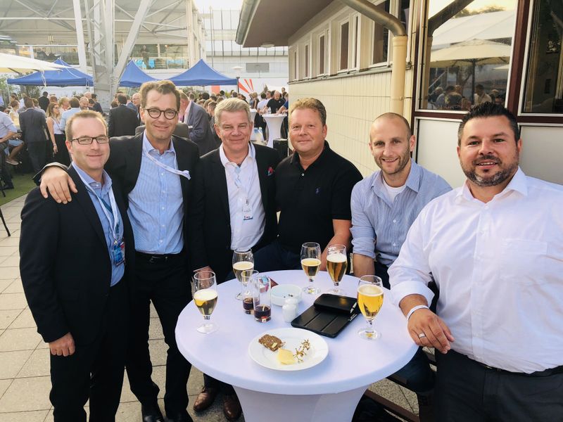 BBQ bei Harman (v.l.) Jens Wieth und Gert Pieplow-Scholl, Vertikom, Siggi Pfeffer, VUD, Markus Lux, Stefan Liermann und Marco Ernst, Conrad. (Bild: IT-BUSINESS)