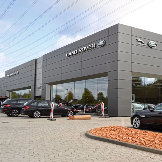 Die Jaguar-Land-Rover-Händler müssen Millionenbeträge in die neue CI investieren. Das verschärft ihre Situation.(Bild:  Mauritz/»kfz-betrieb“)