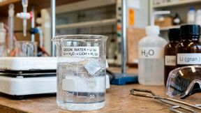 In Sachen Lithium-Versorgung ist Europa massiv von Asien abhängig. Wer es nicht weiß: In Deutschland schlummern diverse Lithium-Vorkommen, die durchaus beachtlich sind. In der Altmark etwa läuft ein Thermalwasser-Projekt, dass nun aus den Kinderschuhen heraus ist ... (Bild: KI-generiert)