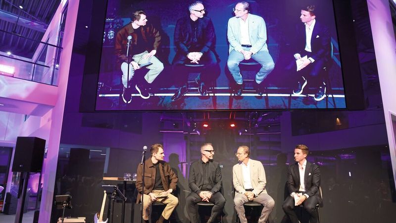 ... und informierte in einer Gesprächsrunde über den Automobilmarkt, die Marke Porsche und ihre Modelle.  (Bild: Ulf Schaumlöffel)