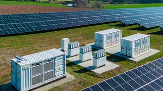 Der Bau von Batteriespeichern in Deutschland hat immensen Rückenwind. Sie werden derzeit auch gerne in Kombination mit Solarfeldern installiert. Doch es gibt Zweifel, ob das alles so bleibt, wenn nichts aus der Politik geschieht ... (Bild: Baywa)