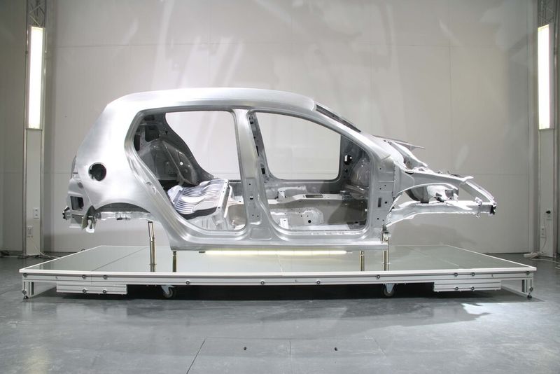 Die geförderte Konzeptstudie stellt eine leichtbauoptimierte Fahrzeugkarosserie der C-Klasse dar. (Bild: Super-Light-Car)