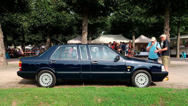 Von der Lancia Thema 6V Limousine mit verlängertem Radstand wurden nur 27 Exemplare gebaut. Dieses Fahrzeug hat laut Besitzer knapp 12.000 Kilometer zurückgelegt, der Erstbesitzer soll Fiat/Gianni Agnelli gewesen sein. Beim Onlineportal Classic Trader steht der Lancia Thema zum Verkauf. (Bild: Peter Diehl)