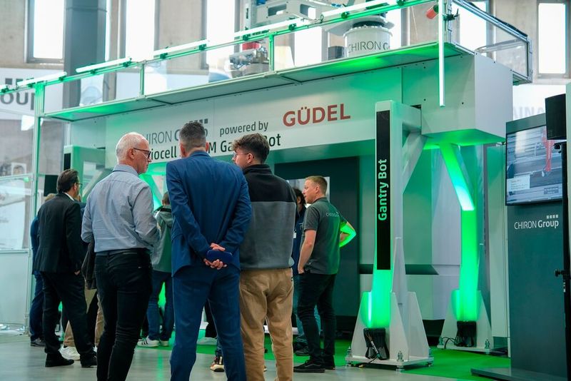 Grün für „Go“: Hohe Autonomie durch automatisiertes Be- und Entladen mehrerer Bearbeitungszentren mit der skalierbaren Chiron Variocell System mit Gantry Bot „powered by Güdel“. (Bild: Chiron)